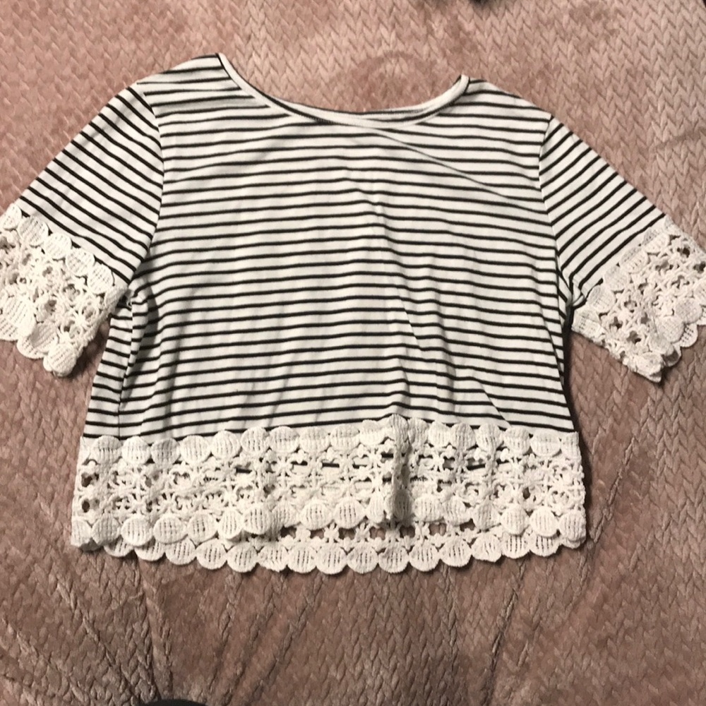 Short sleeved lace hemmed crop top